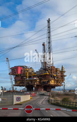 Die Ölplattform Brent Delta Topside wird am Standort von Able UK`s Seaton in der Nähe von Hartlepool, England, Großbritannien, recycelt Stockfoto